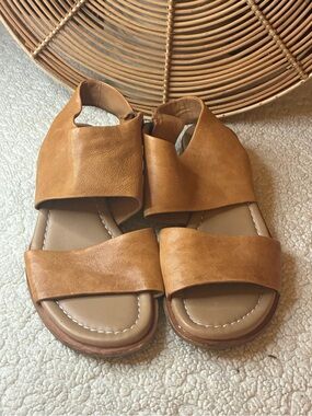 Sofft Women's Tan Leather Wide-Strap Open Sandals